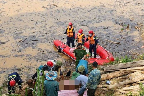 Sơn La: Trục vớt thi thể nạn nhân bị lũ cuốn trôi do mưa lũ