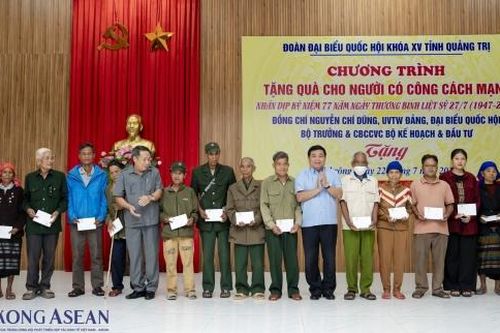 Bộ KH&ĐT tặng gần 1.000 suất quà cho các gia đình thương binh, liệt sĩ