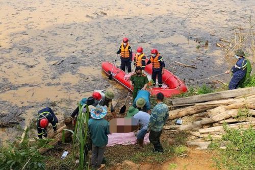 Trục vớt thi thể nạn nhân bị lũ cuốn trôi