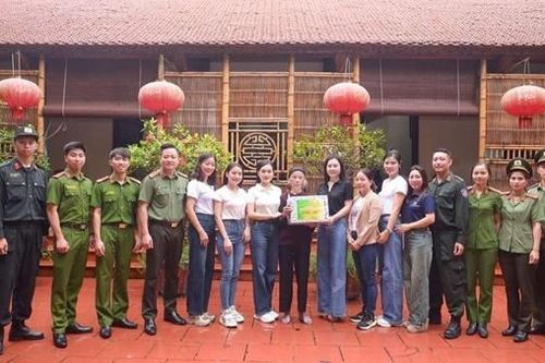 Hoa hậu Phan Kim Oanh và top 5 Mrs Earth Vietnam lan tỏa hành động đẹp