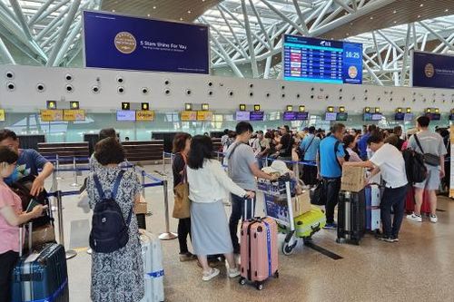 Cấm bay 12 tháng đối với nam hành khách tung tin có lựu đạn trong vali