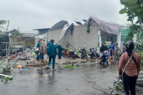 Lốc xoáy làm sập, tốc mái 33 căn nhà ở Tiền Giang