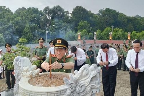 Dâng hương tưởng nhớ, tri ân các Anh hùng - Liệt sĩ tại Tây Ninh