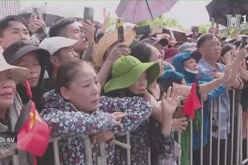Hàng vạn người tiễn đưa Tổng Bí thư Nguyễn Phú Trọng về đất mẹ