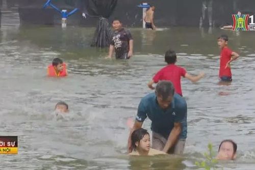 Lũ rừng ngang làm huyện Quốc Oai ngập sâu
