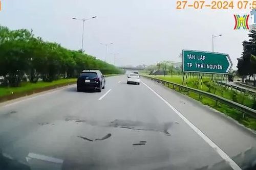 Ô tô lùi trên cao tốc gây tai nạn cho xe khác