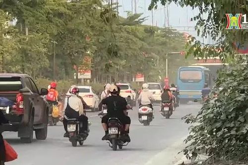 Bụi mù mịt trên Quốc lộ 32