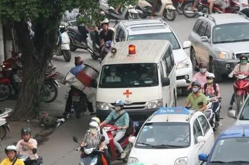 Tài xế vô cảm cản trở xe ưu tiên làm nhiệm vụ