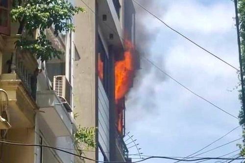 Cháy điều hòa phòng ngủ, vợ chồng kịp chạy thoát thân