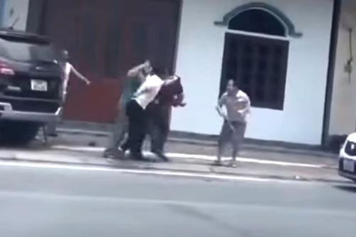 Clip: Tài xế hai xe ô tô lao vào hỗn chiến như phim hành động