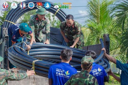 'Vượt ngàn chông gai' đưa đường ống dẫn nước sạch đến với người dân vùng cao
