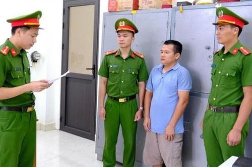 Khoảnh khắc lái xe đầu kéo 'thông chốt' cảnh sát giao thông