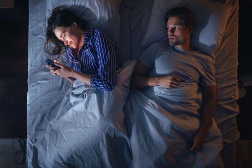 'Thả tim' ảnh người lạ trên mạng xã hội có phải ngoại tình?