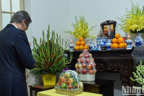 Ngoại trưởng Hoa Kỳ Antony Blinken thắp hương và chia buồn với gia đình Tổng Bí thư Nguyễn Phú Trọng