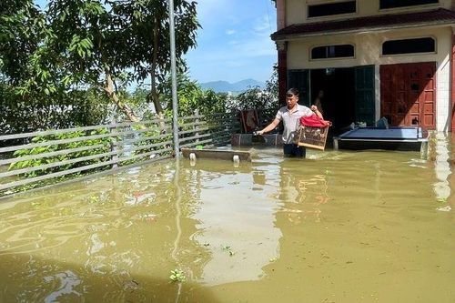 Hà Nội: Hai người chết do mưa lũ