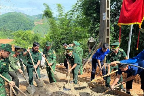 Hơn 200 thanh niên công an, bộ đội đổ bê tông, làm đường cho người dân