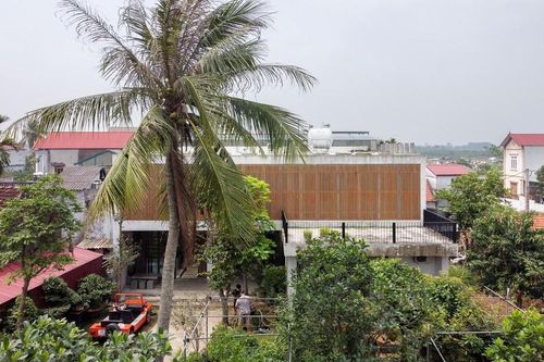 Nhà bê tông với mặt tiền đón nắng gió độc đáo ở Hà Nội