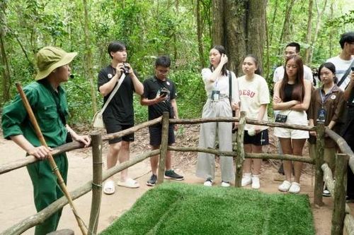 Trại hè Việt Nam 2024: Kiều bào trẻ thích thú khám phá cấu trúc độc đáo của Địa đạo Củ Chi