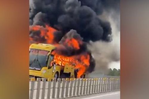 Xe khách cháy trên cao tốc Nghệ An - Hà Nội