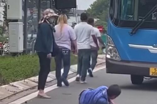 Điều tra nhóm người đi ô tô đánh tài xế xe buýt gãy răng