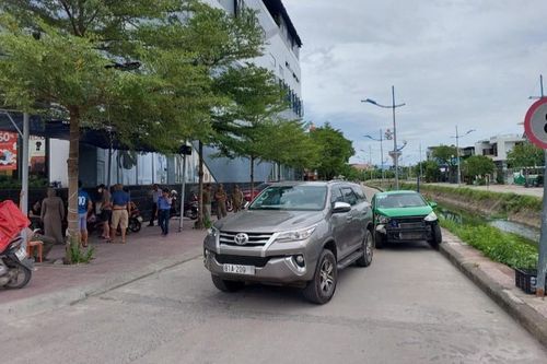 Xe taxi gây 3 vụ tai nạn liên tiếp, 6 người nhập viện