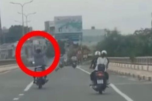 Xác minh thanh niên thả hai tay điều khiển xe máy trên Quốc lộ 1A