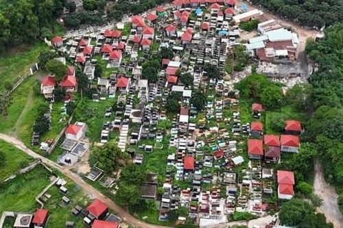 TPHCM trục xuất 2 người nước ngoài; Nghĩa trang tự phát 'mọc' giữa thành phố
