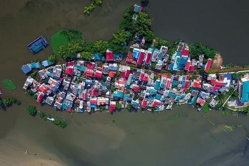 Hà Nội: Xuất hiện 'ốc đảo' ở Quốc Oai sau mưa lũ