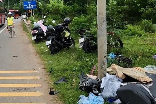 Xe máy lạc tay lái tông vào trụ đèn đường, 2 thanh niên thương vong