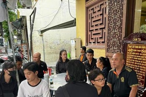 Showbiz 28/7: Đám tang diễn viên Lê Hùng qua đời ở tuổi 39