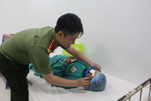 Hỗ trợ mổ mắt miễn phí cho hơn 100 người