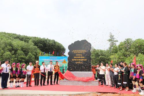 Gắn biển công trình cải tạo, nâng cấp đường tỉnh 342
