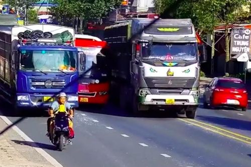Nóng trên đường: Hết hồn với kiểu lái xe 'kém duyên' của cánh tài xế