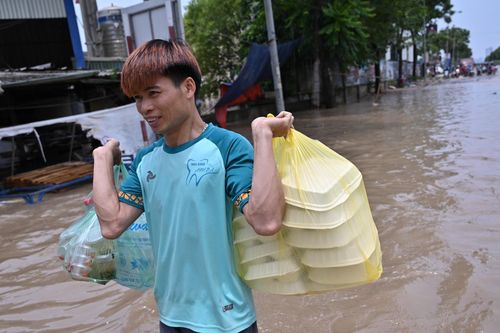 Một đoạn đại lộ Thăng Long ngập sâu đã 5 ngày, người đi đường khổ sở