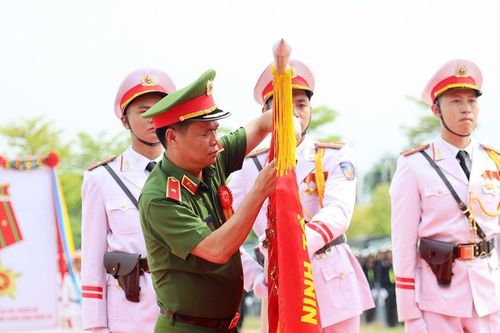 Trung đoàn Cảnh sát cơ động Bắc Trung Bộ đón nhận Huân chương chiến công hạng Ba