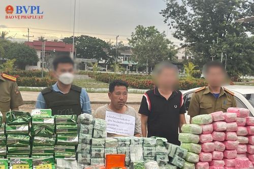 Bắt giữ đối tượng người Lào vận chuyển 209kg ma túy