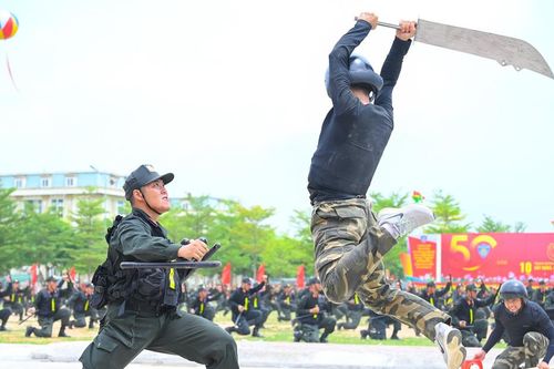 Mãn nhãn với màn biểu diễn võ thuật của Cảnh sát cơ động