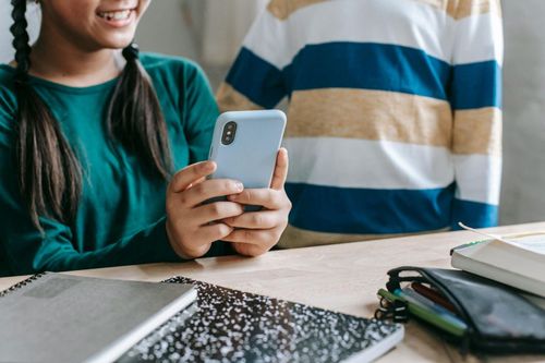 Trẻ nghỉ hè, làm thế nào quản lý thời gian sử dụng thiết bị công nghệ hợp lý và cân bằng?