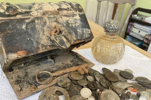 Nhặt rác trên bãi biển, người phụ nữ tìm thấy rương 'kho báu'