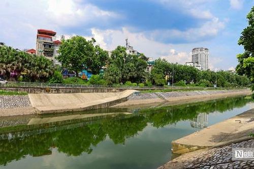 Hà Nội: Sông Tô Lịch bất ngờ chuyển màu xanh