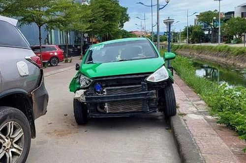 Xe taxi 'điên' gây tai nạn liên hoàn trên đường bỏ trốn, 6 người bị thương