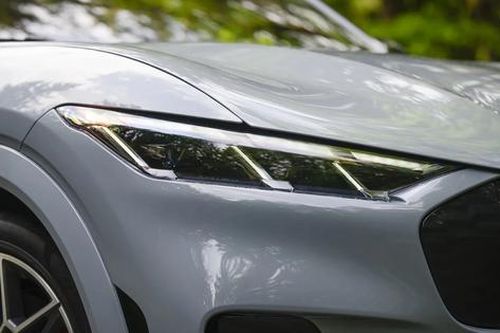 Ford sáng chế đèn pha chiếu sáng theo góc nhìn tài xế