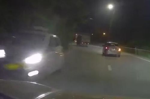 Vừa rẽ vào cao tốc, ô tô hoảng hốt bẻ lái tránh taxi đi ngược chiều