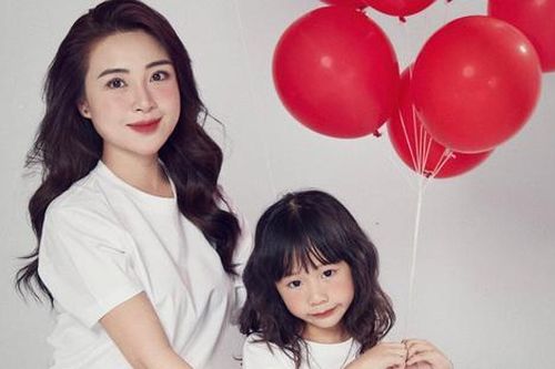 Phan Văn Đức tự hào vì vẻ đẹp của vợ và con gái
