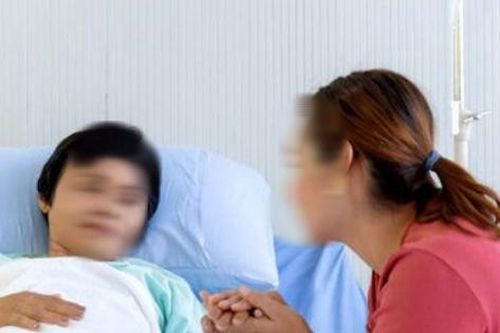 Mẹ bị ngã gãy chân, tôi định trách chị dâu thì nín lặng khi thấy cánh tay của chị