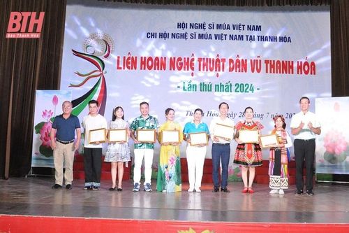Sôi động liên hoan nghệ thuật dân vũ