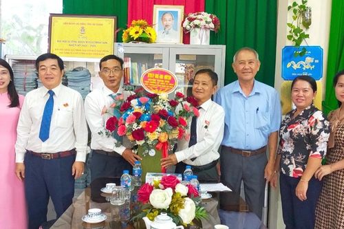 Bí thư Huyện ủy Thoại Sơn chúc mừng Liên đoàn Lao động huyện, nhân kỷ niệm 95 năm Ngày thành lập Công đoàn Việt Nam
