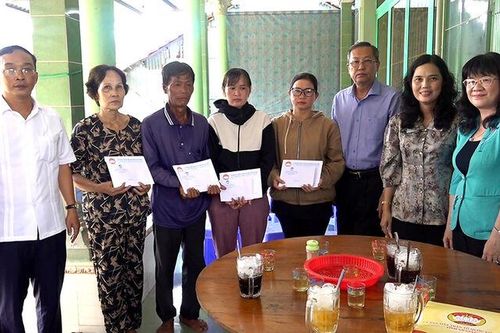 Thăm, hỗ trợ tiền cho các gia đình bị thiệt hại tài sản, do giông, lốc ở huyện Thoại Sơn