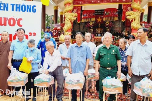 Quyền Chủ tịch UBND tỉnh Võ Tấn Đức dâng hương tri ân liệt sĩ và tặng quà người có công tại huyện Long Thành