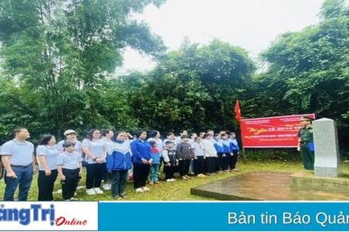 Chương trình hành trình 'Tôi yêu Tổ quốc tôi' tặng quà cho giáo viên, học sinh vùng cao và học sinh nước bạn Lào